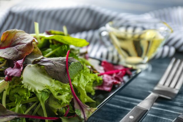 Assiette de salade fraîche sur table en bois libre