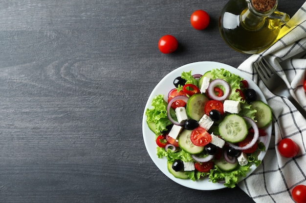 Assiette de salade grecque sur fond de bois foncé