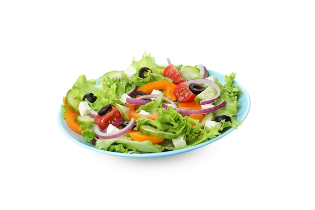 Assiette de salade grecque isolé sur blanc