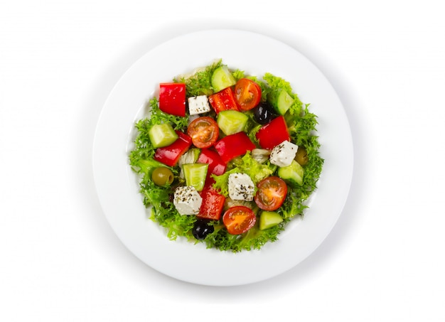 Assiette avec salade grecque isolée