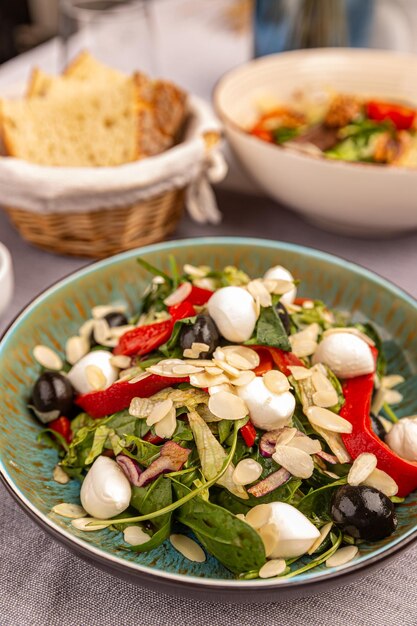 Assiette de salade de laitue fraîche