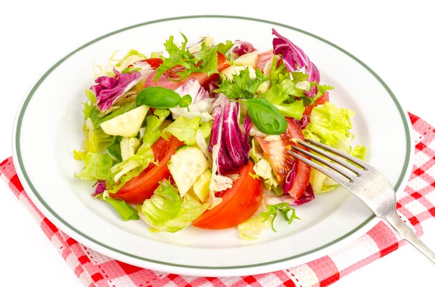 Assiette avec salade sur nappe à carreaux