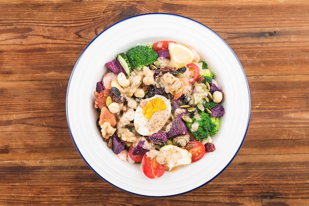 Une assiette de salade de perte de poids de remise en forme fraîche