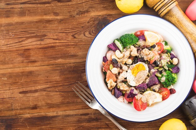 Une assiette de salade de perte de poids de remise en forme fraîche