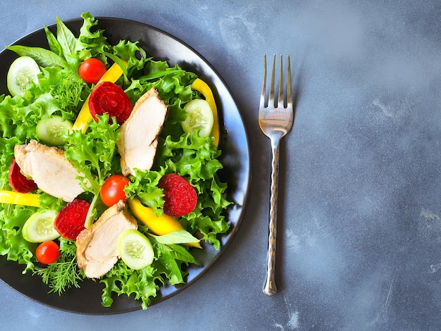 Assiette de salade de poulet en vue de dessus