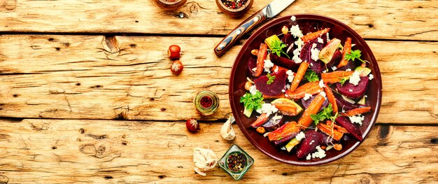 Assiette avec salade savoureuse