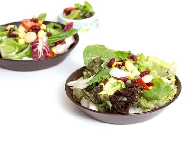 Assiette avec salade sur table blanche