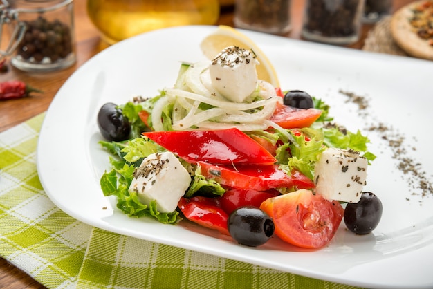 Assiette de salade verte aux légumes, vue de dessus,