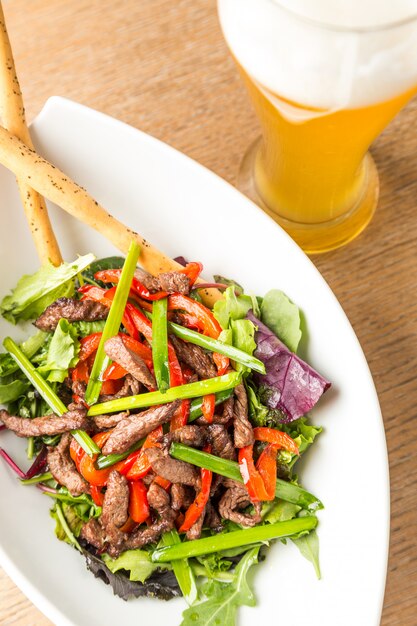 Assiette de salade de viande aux légumes et ours léger