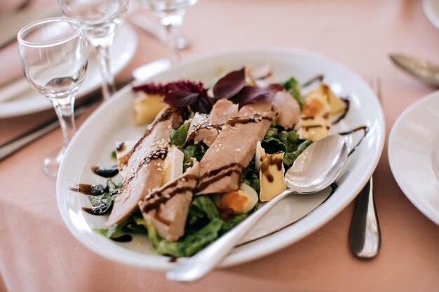 Une assiette de salade de viande chaude sur la table dans un restaurant