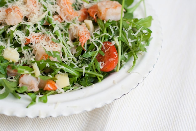 assiette avec une salade