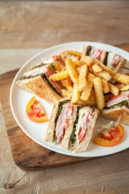 assiette avec sandwichs et frites