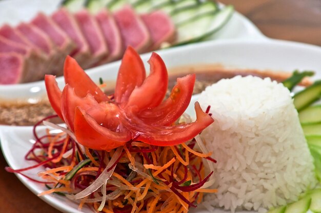 assiette de sashimi de thon rouge cru tranché avec légumes et sauce à la moutarde gastronomie alimentaire