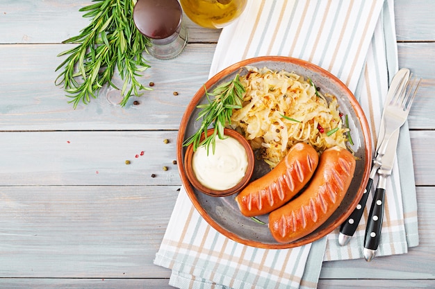 Assiette de saucisses et choucroute sur table en bois. Menu traditionnel Oktoberfest