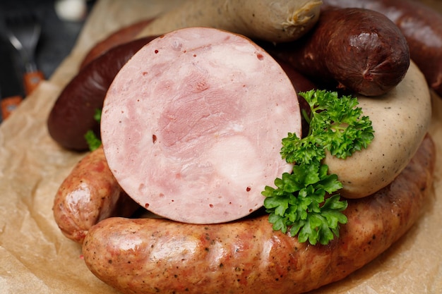 Une assiette de saucisses et de légumes verts avec une garniture verte