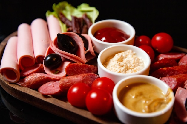 Assiette avec saucisses saucisses gros plan viandes