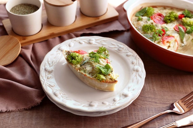 Assiette avec savoureuse casserole de brocoli sur table