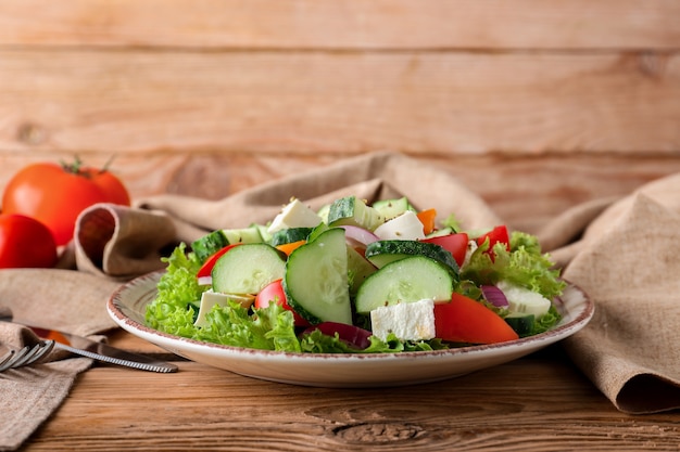 Assiette avec une savoureuse salade de concombre sur table