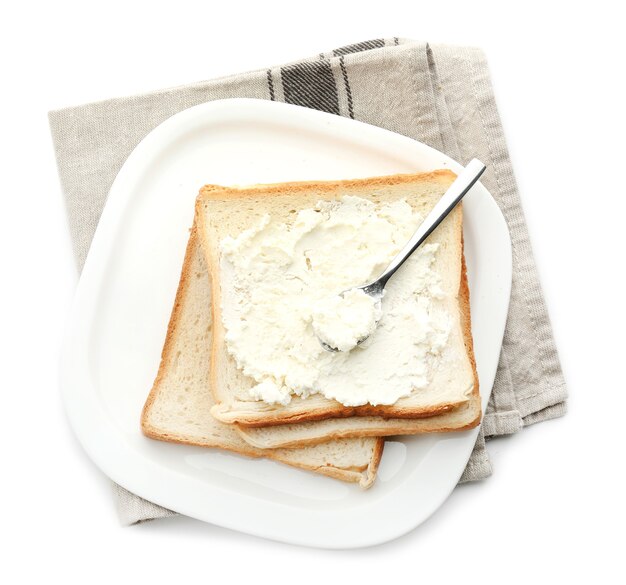 Assiette avec de savoureux toasts et fromage, isolé sur blanc