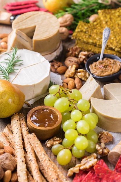 Assiette servie avec un assortiment de fromages crus non laitiers biologiques à base de noix de cajou avec des collations, des fruits. Végétalien, végétarien, aliments à base de plantes, nutrition et régimes amaigrissants, concept d'alimentation saine.