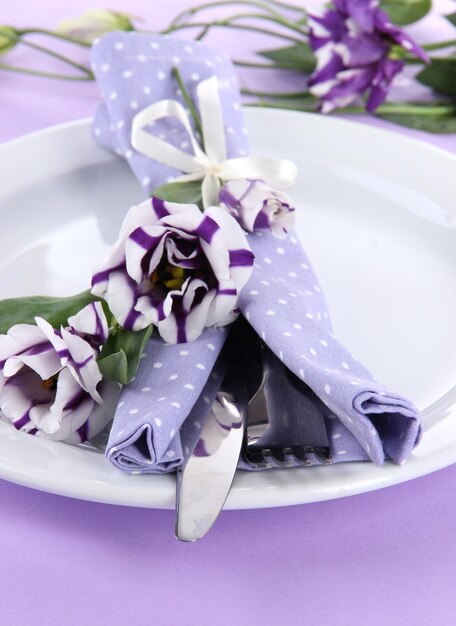 Assiette servie avec serviette et gros plan de fleurs