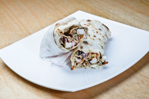 Assiette de shawarma traditionnelle orientale avec sauce.