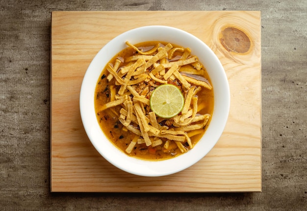 Une assiette de soupe au citron vert traditionnelle de l'état du Yucatan sur une table en bois