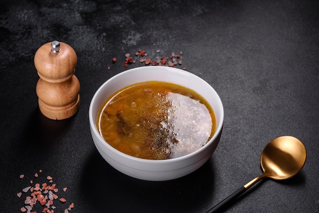 Assiette soupe aux cèpes aux cèpes persil frais et poivre