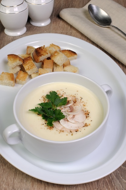 Assiette de soupe aux champignons purée de croûtons de pain croustillant aux épices