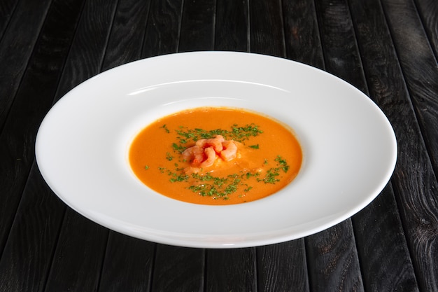 Assiette de soupe aux crevettes