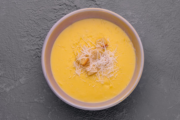 Assiette de soupe aux pois servie avec du fromage