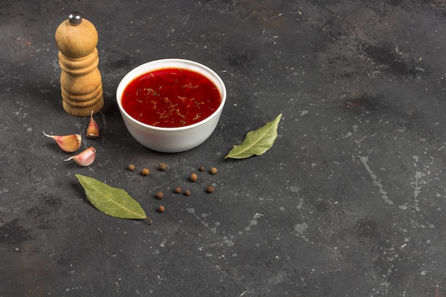 Assiette de soupe de betteraves rouges sur un tableau noir