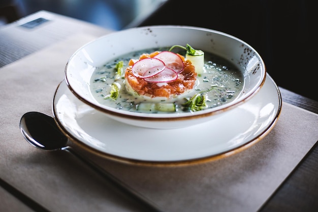 Assiette de soupe froide au saumon