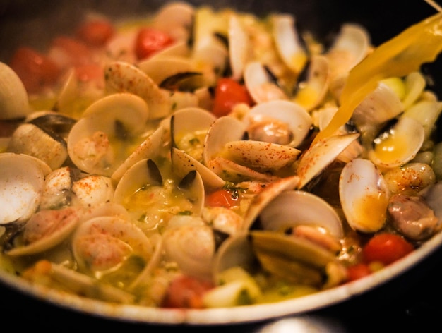 Assiette à soupe de fruits de mer aux palourdes et crevettes