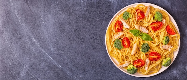 Assiette de spaghettis aux tomates, brocoli et poulet