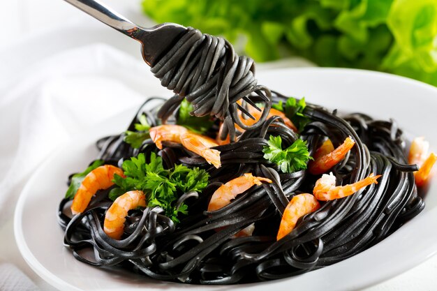 Assiette de spaghettis noirs aux crevettes