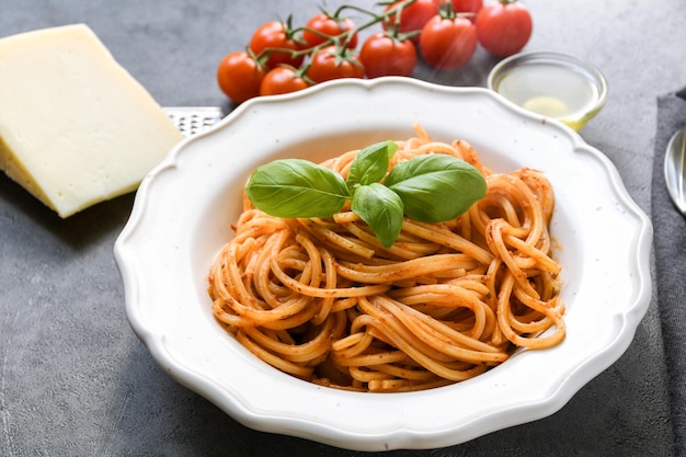 Photo assiette de spaghettis à la sauce tomate et basilic et fromage vue de dessus