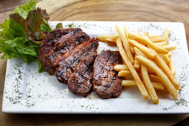 Assiette avec steak grillé salade de pommes de terre riz