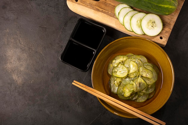 Assiette Sunomono avec salade de concombre japonais