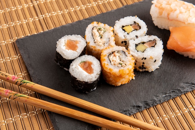 Assiette de sushi avec des baguettes