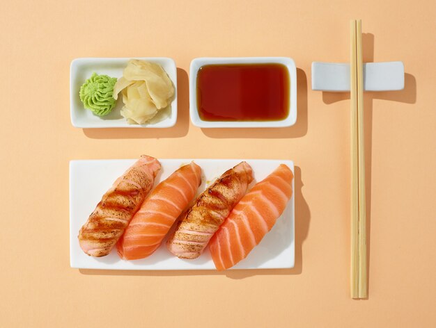 Assiette de sushi sur fond de couleur pastel, vue de dessus