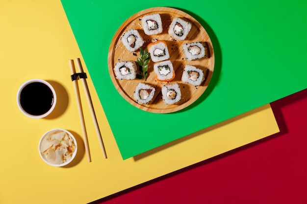 Une assiette de sushi avec une soucoupe et des baguettes dessus