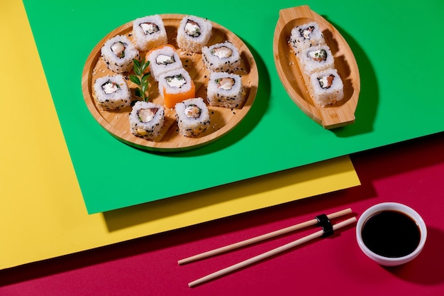 Une assiette de sushi et une tasse de café