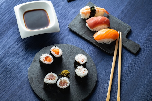 Assiette de sushi variée sur table en bois