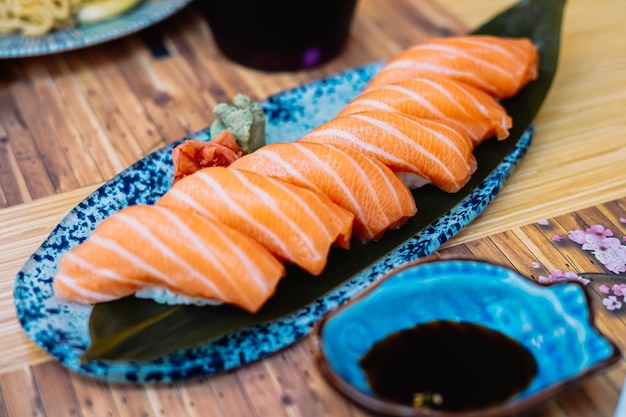 Assiette de sushis composée de nigiri au saumon sauce soja servie en terrasse