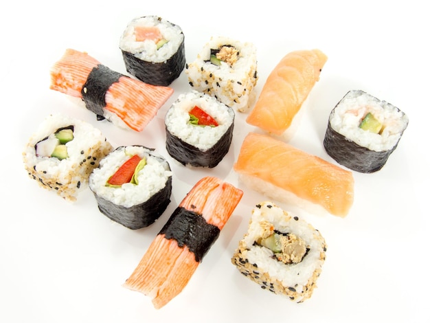 Une assiette de sushis avec le mot sushi dessus