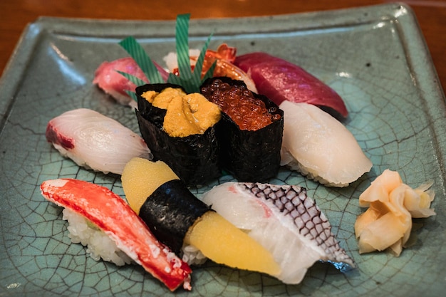 Une assiette de sushis avec une sauce jaune dessus