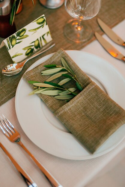 Assiette à la table de mariage rustique