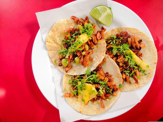 une assiette de tacos avec un coin de citron sur elle