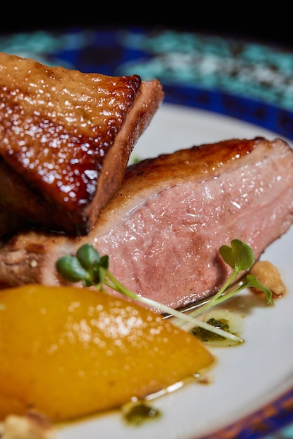 Assiette avec tendre magret de canard gratin de pommes de terre et divers légumes